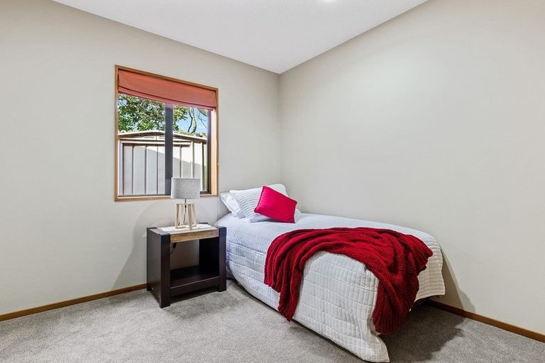 Photo of property in 2/120 Memorial Avenue, Burnside, Christchurch, 8053