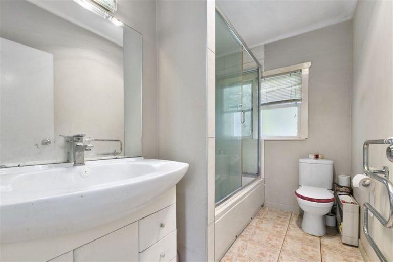 Photo of property in 183 Carlisle Road, Northcross, Auckland, 0632