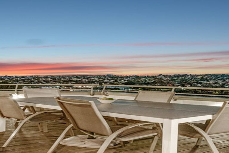 Photo of property in 2/24 Carlisle Road, Browns Bay, Auckland, 0630