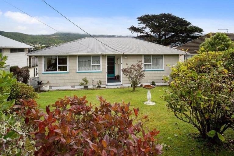 Photo of property in 38 Taylor Terrace, Tawa, Wellington, 5028