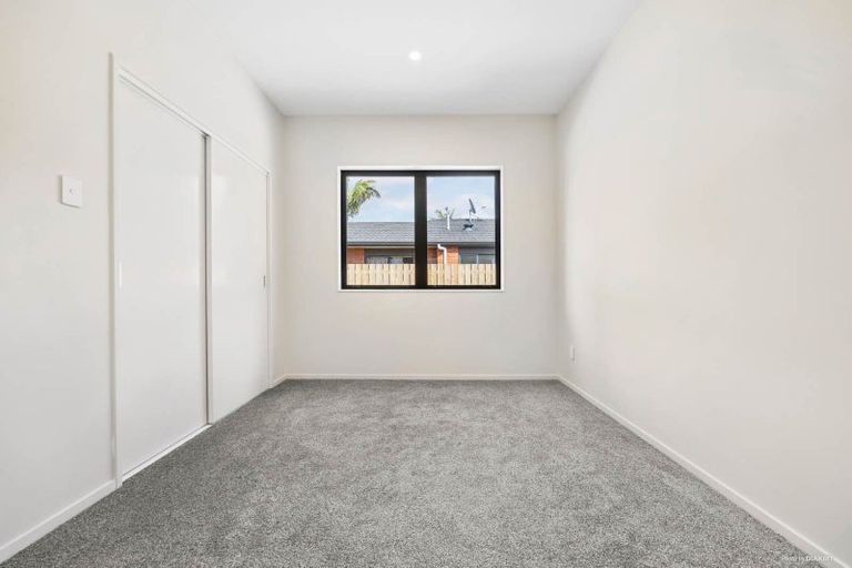 Photo of property in 62d Woodside Road, Massey, Auckland, 0614
