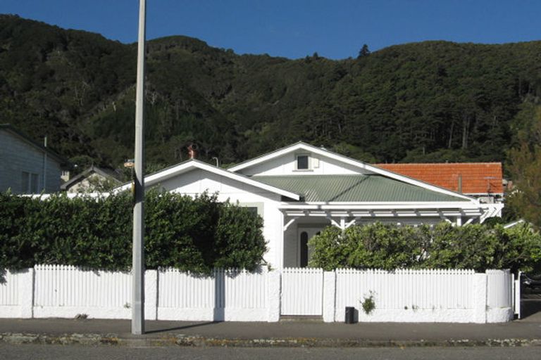 Photo of property in 13 Marine Parade, Eastbourne, Lower Hutt, 5013