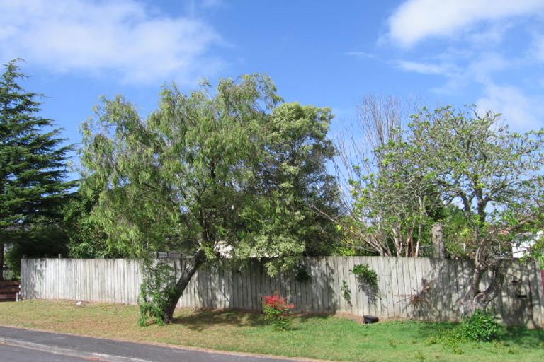 Photo of property in 8 Pankhurst Place, Sunnyvale, Auckland, 0612