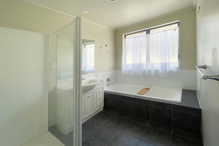 Photo of property in 25 Figaro Crescent, Takanini, 2112