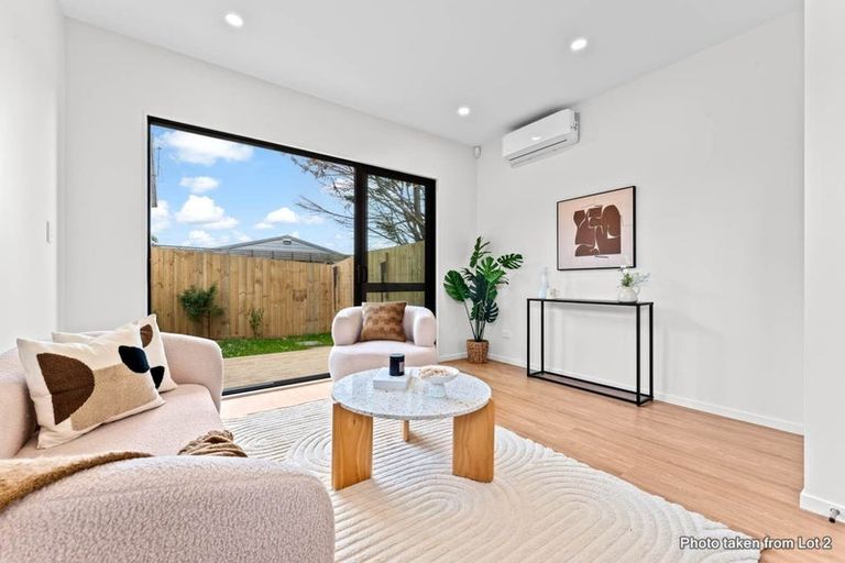 Photo of property in 2/58 Waipani Road, Te Atatu Peninsula, Auckland, 0610