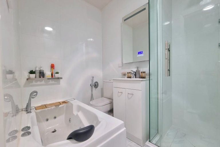 Photo of property in 176 Gossamer Drive, Pakuranga Heights, Auckland, 2010