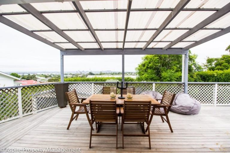 Photo of property in 21 Pupuke Road, Birkenhead, Auckland, 0627