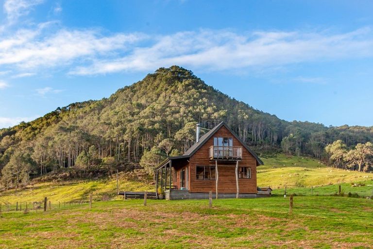 Photo of property in 64 Lees Road, Hahei, Whitianga, 3591