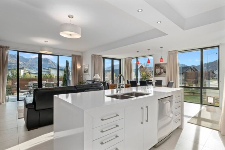 Photo of property in 5 Valley Crescent, Wanaka, 9305