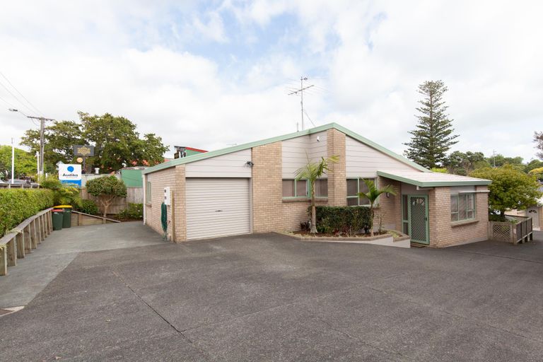 Photo of property in 1/30 Uxbridge Road, Mellons Bay, Auckland, 2014