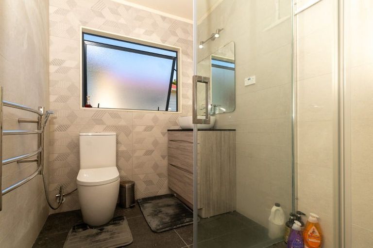 Photo of property in 37 Hutchinson Avenue, New Lynn, Auckland, 0600