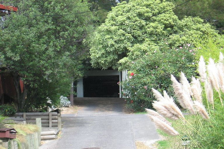 Photo of property in 122 Browns Bay Road, Rothesay Bay, Auckland, 0630