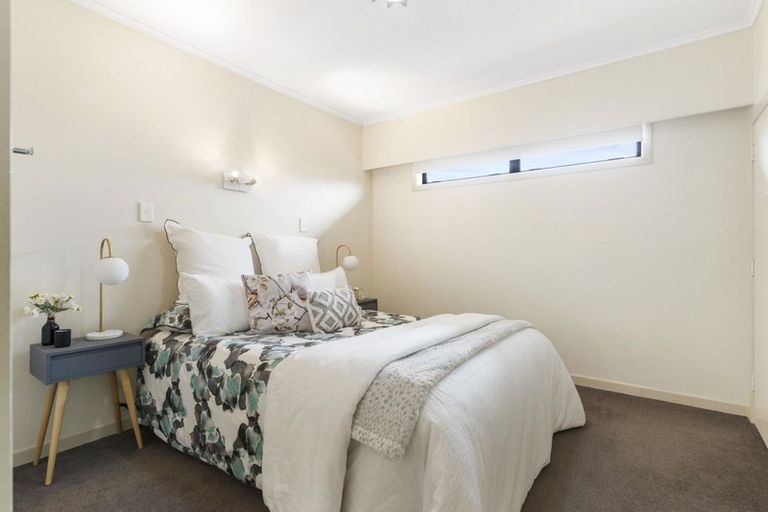 Photo of property in 43 Forrest Hill Road, Milford, Auckland, 0620