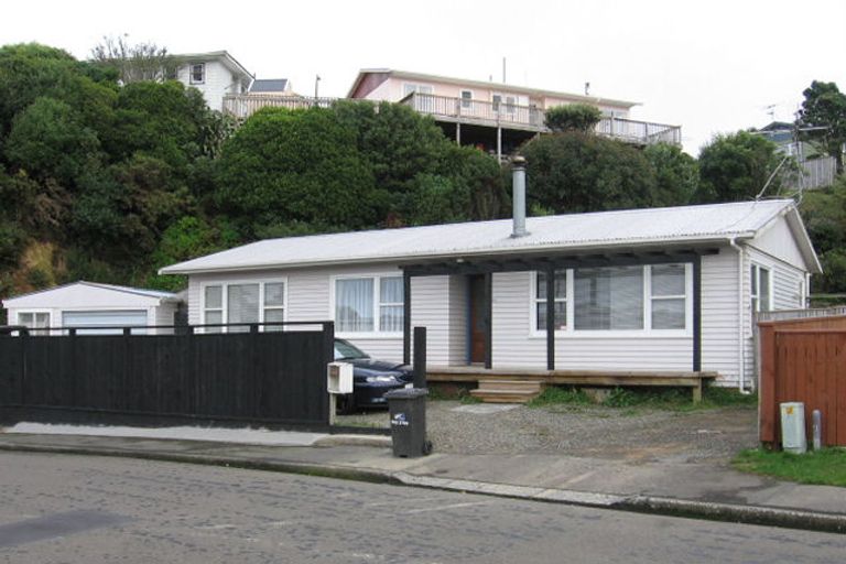Photo of property in 21 Bellringer Crescent, Newlands, Wellington, 6037