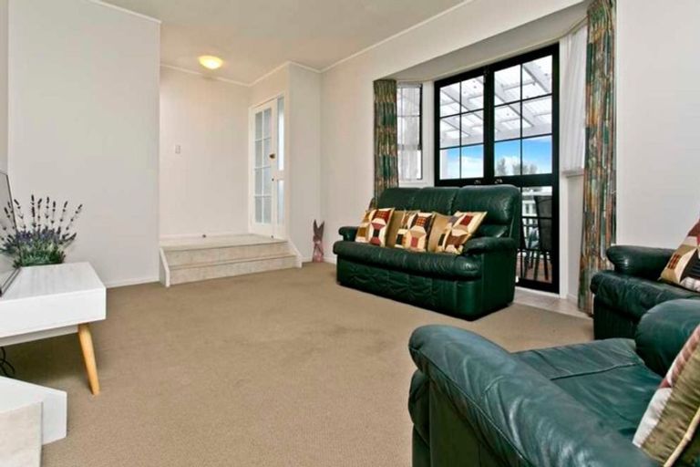 Photo of property in 13 Santiago Crescent, Unsworth Heights, Auckland, 0632