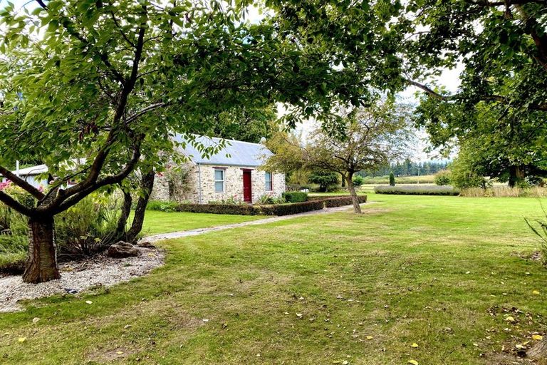 Photo of property in Lombardy Cottage, 162 Shepherds Flat Road, Cambrians, Oturehua, 9386