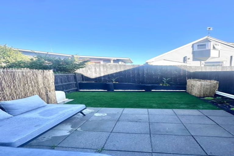 Photo of property in 8 Wharara Lane, Massey, Auckland, 0614