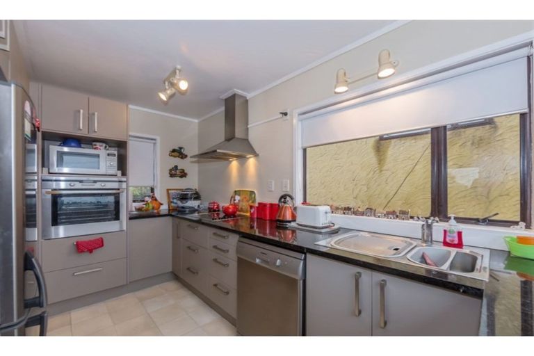 Photo of property in 2/66 Ocean View Road, Northcote, Auckland, 0627