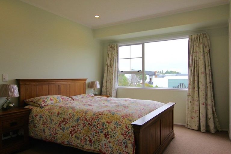 Photo of property in 2/10 Centorian Drive, Windsor Park, Auckland, 0632