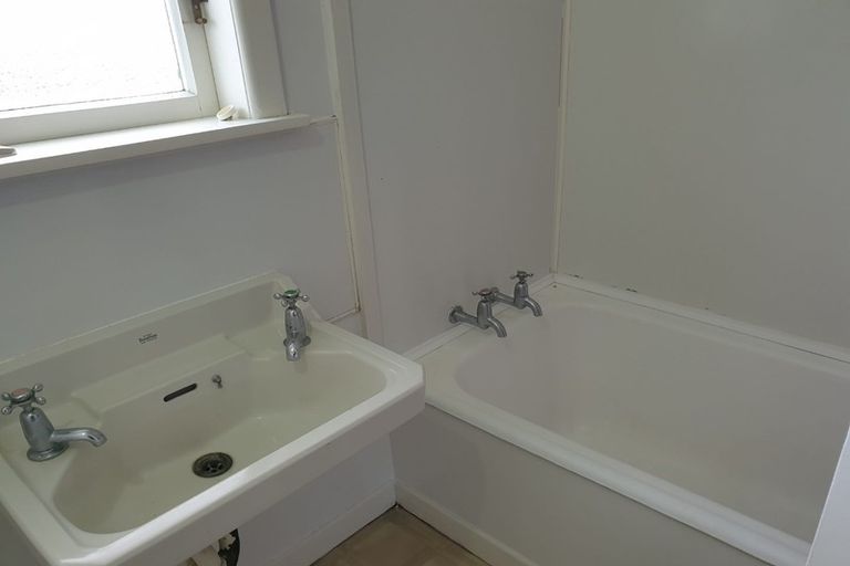 Photo of property in 24 Hinau Street, New Lynn, Auckland, 0600