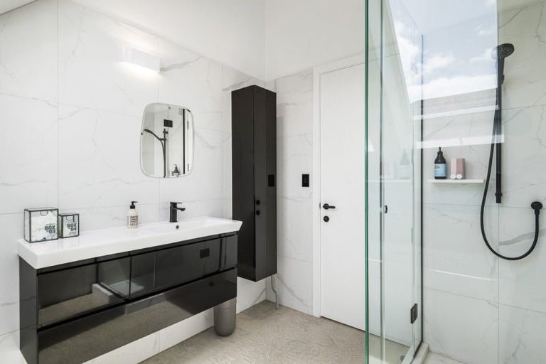 Photo of property in 81 Queen Street, Northcote Point, Auckland, 0627