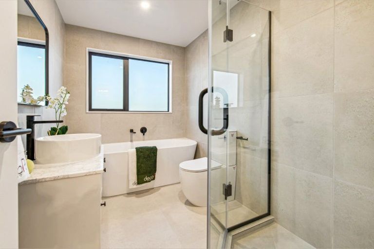 Photo of property in 22c Gulf Crest, Bucklands Beach, Auckland, 2012