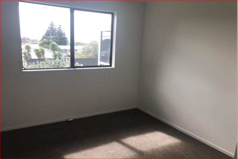 Photo of property in 15 Wakeling Avenue, Te Atatu South, Auckland, 0610