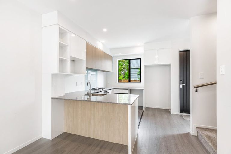 Photo of property in 43c Fitzherbert Avenue, West Harbour, Auckland, 0618