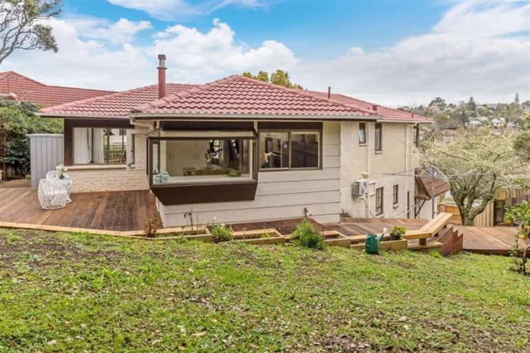 Photo of property in 33 John Downs Drive, Browns Bay, Auckland, 0630