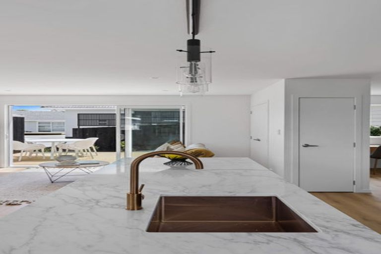 Photo of property in 15a Hamurana Place, Te Atatu Peninsula, Auckland, 0610