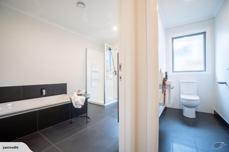 Photo of property in 5 Mediterranean Grove, Fitzherbert, Palmerston North, 4410