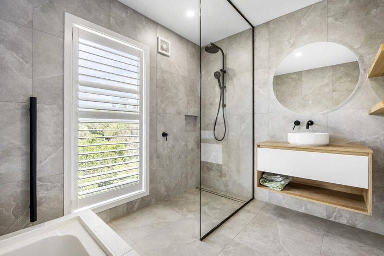 Photo of property in 2/31 Tui Glen Road, Birkenhead, Auckland, 0626