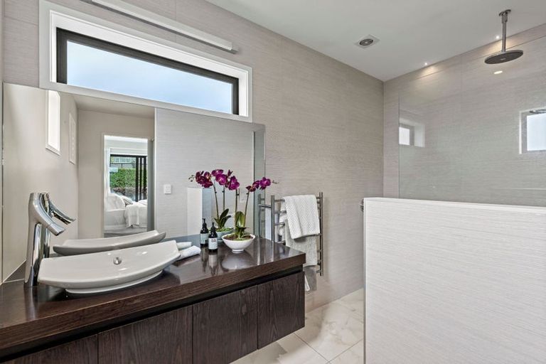 Photo of property in 15 Saint Andrews Square, Strowan, Christchurch, 8052