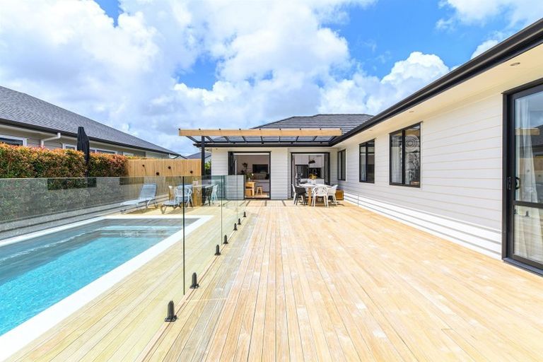 Photo of property in 14 Walter Ruddock Avenue, Kumeu, 0810