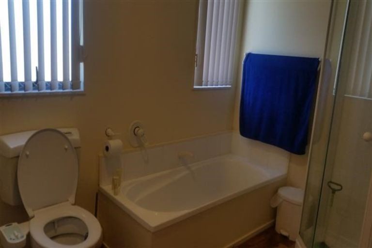 Photo of property in 25 Mallard Place, Unsworth Heights, Auckland, 0632