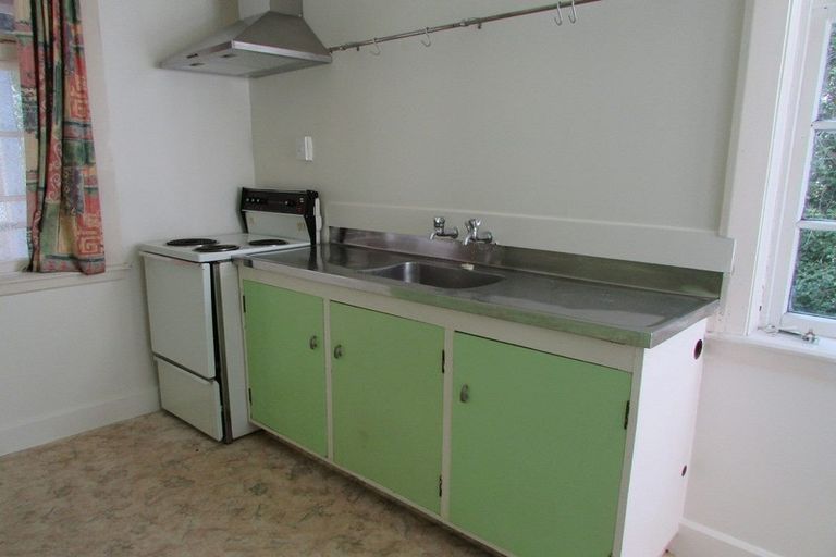 Photo of property in 2 Hawkhurst Road, Lyttelton, 8082