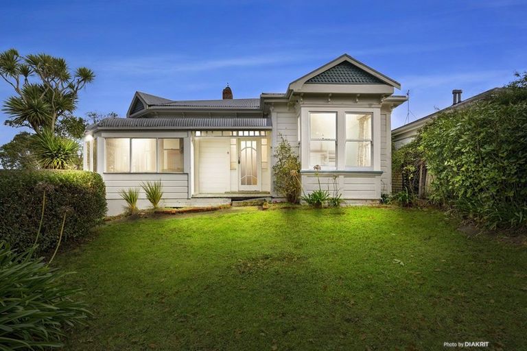 Photo of property in 43 Military Road, Northland, Wellington, 6012