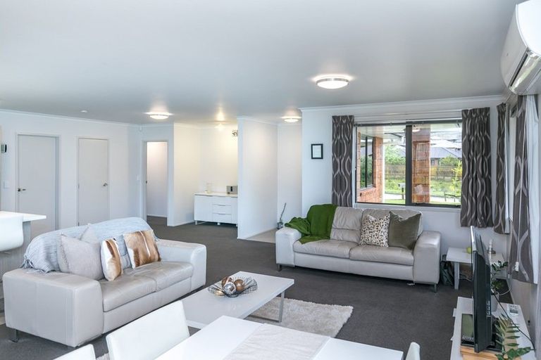 Photo of property in 8 Max Landing, Grandview Heights, Hamilton, 3200