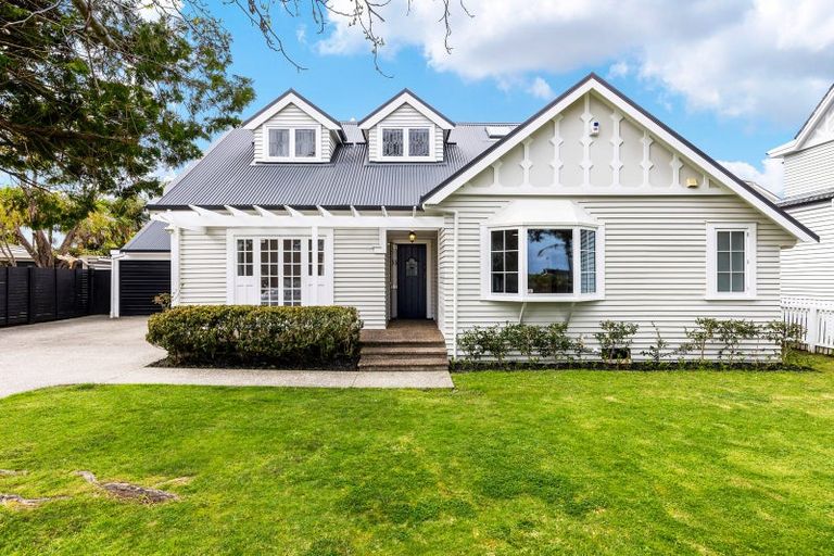 Photo of property in 106 St Heliers Road, Saint Heliers, Auckland, 1071