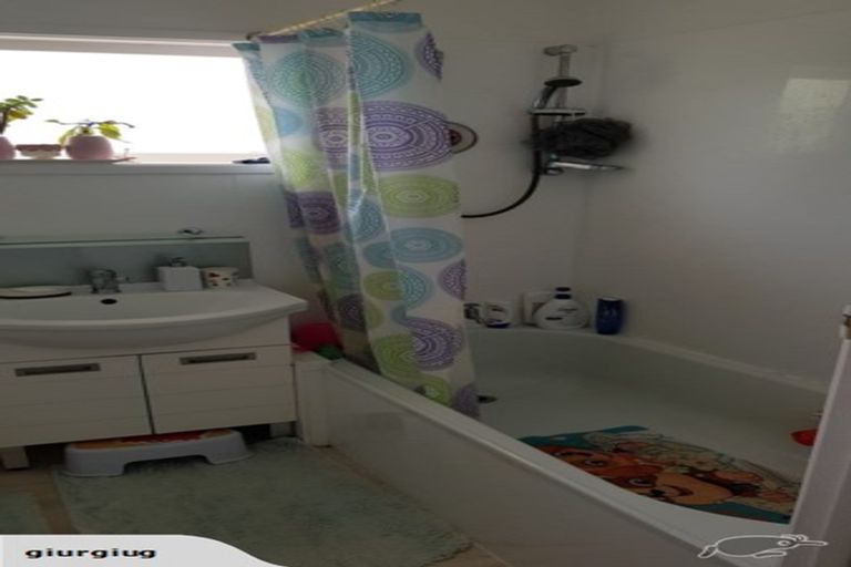 Photo of property in 1/10 Ayton Drive, Totara Vale, Auckland, 0629