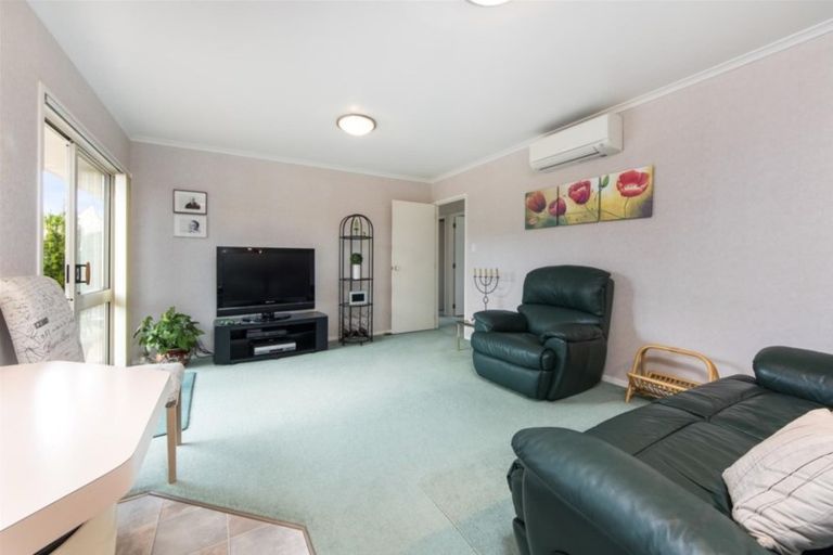 Photo of property in 2/35 Headcorn Place, Botany Downs, Auckland, 2010