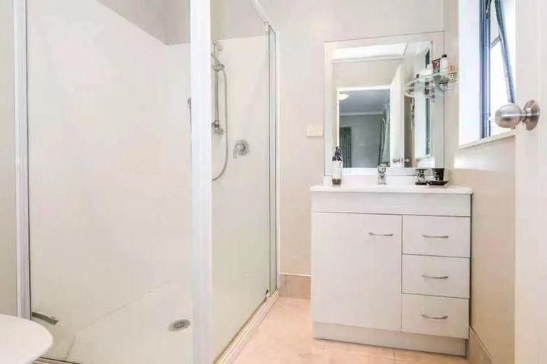 Photo of property in 1 Rixon Place, Te Atatu Peninsula, Auckland, 0610