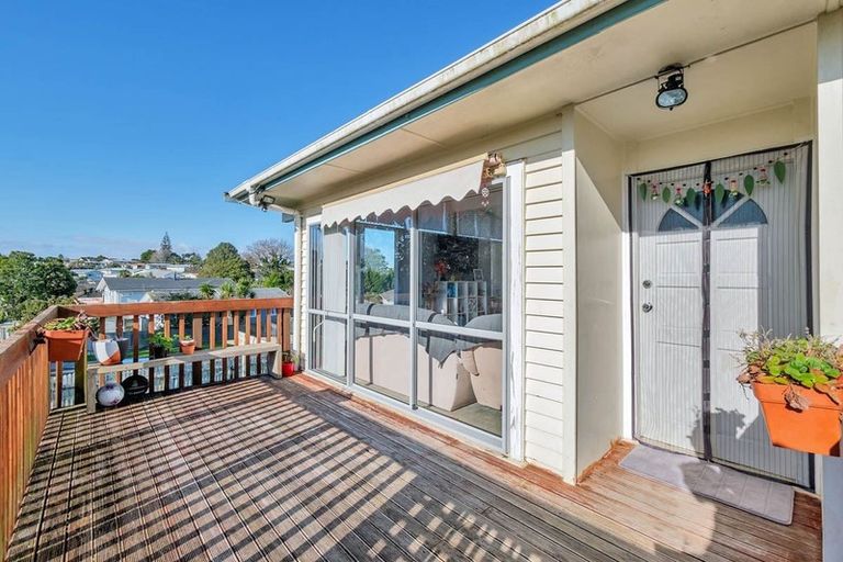 Photo of property in 2 Karo Place, Glendene, Auckland, 0602