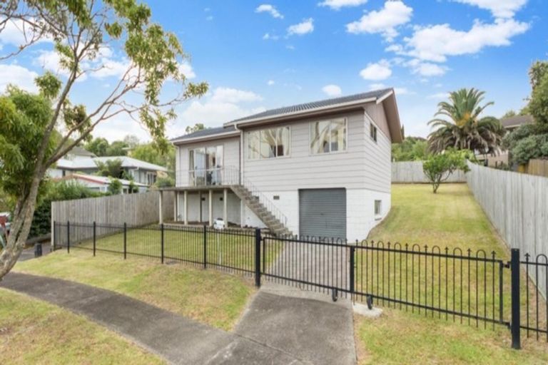 Photo of property in 18 St Catherine Crescent, West Harbour, Auckland, 0618