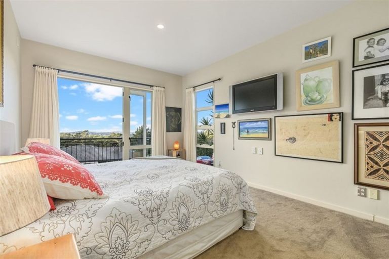 Photo of property in 56 Staincross Street, Green Bay, Auckland, 0604