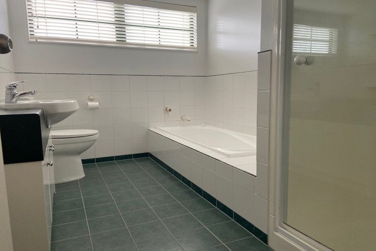 Photo of property in 1/17 Hart Road, Hauraki, Auckland, 0622