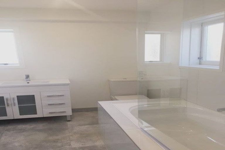 Photo of property in 86a Pupuke Road, Hillcrest, Auckland, 0627