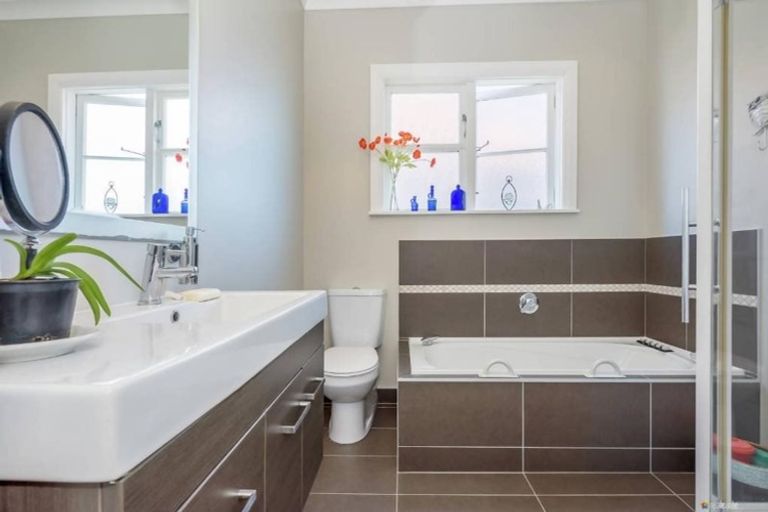 Photo of property in 27a Bauchop Road, Waterloo, Lower Hutt, 5011