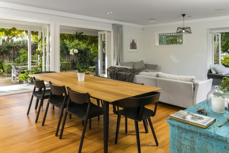 Photo of property in 14 Handley Avenue, Narrow Neck, Auckland, 0624