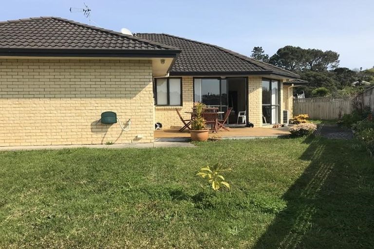 Photo of property in 11 Holsten Place, Massey, Auckland, 0614